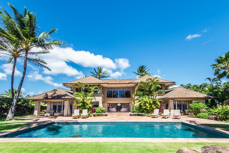 1-hawaiiana-hale_pool-to-house-800x534