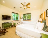 15-moana-hideaway_bedroom-3-twins-or-king-altview-800x533