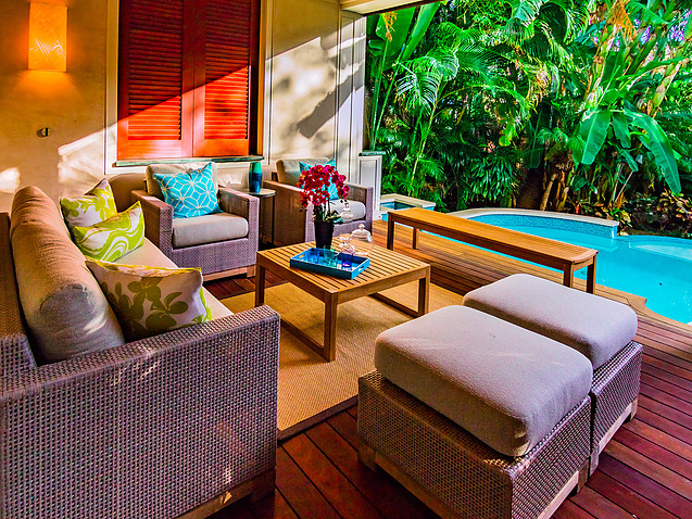 5-2-tropical-retreat_pool-lounge2