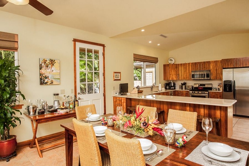 8-moana-hideaway_dining-to-kitchen-800x533